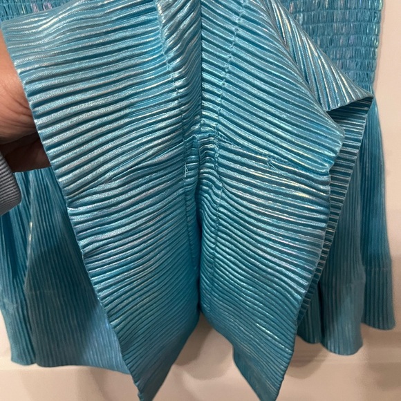 QUEEN OF SPARKLES wavy swing short in pale blue metallic ribbed medium - Picture 3 of 6